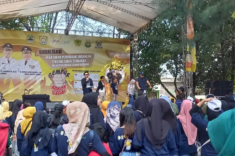 Bupati kendal Dico M Ganinduto hadir dalam sosialisasi perundang-undangan tentang bea cukai tembakau di Pantai Sendang Sikucing Kecamatan Rowosari Kendal.  (edi prayitno/kontributor Kendal  &nbsp;)