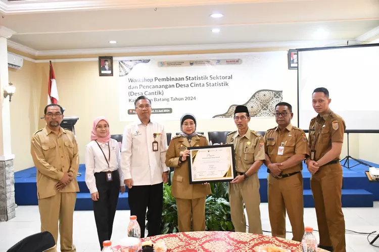 Pj Bupati Batang Lani Dwi Rejeki dan Kepala Desa Banteng Kecamatan Tersono menunjukkan Piagam Pencanangan Desa Cantik.  (Muslihun kontributor Batang)