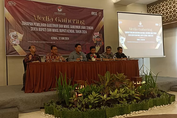 Komisioner KPU Kendal memberikan keterangan tahapan pelaksanaan Pilkada 2024.  (Edi prayitno/kontributor Kendal)