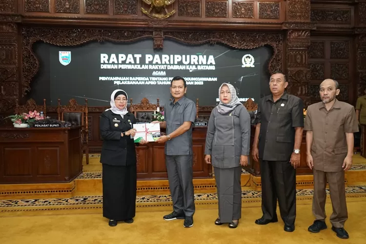 Pj Bupati Batang Lani Dwi Rejeki menyerahkan laporan pelaksanaan pertanggungjawaban APBD Tahun 2024 kepada ketua DPRD Batang Maulana Yusup didampingi wakil ketua DPRD.  (Muslihun/Kontributor Batang)