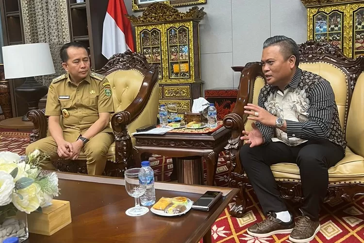 CEO PT Ayo Media Network Hardiyansyah bersama  Pj Gubernur Sumsel Dr. Agus Fatoni,