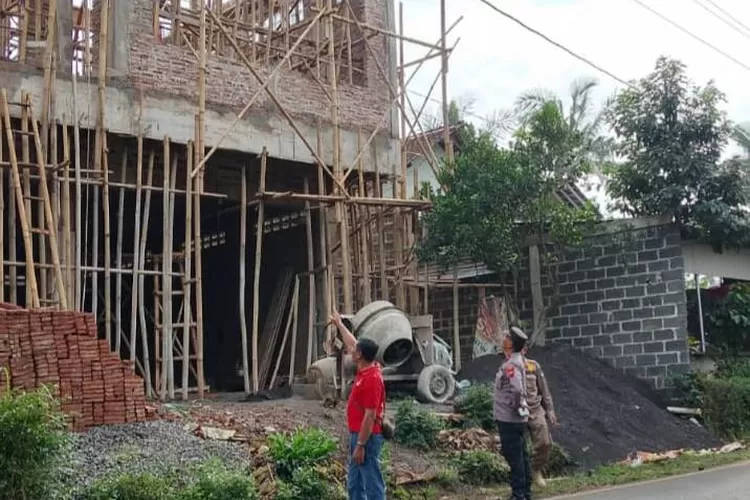 Polisi memeriksa lokasi pekerja bangunan yang tersengat aliran listrik saat mengerjakan bangunan di jalan raya curug sewu patean.  (Edi prayitno/kontributor Kendal  &nbsp;)