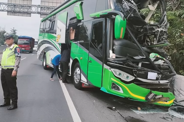  Kondisi bus bermuatan siswa SMK Purworejo yang kecelakaan di Tol Tembalang Semarang. (istimewa)