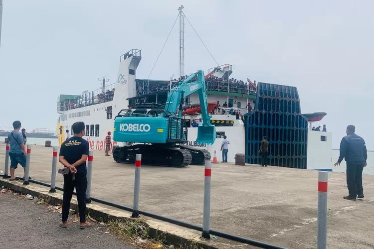 KMP Kalibdori  didorong alat berat akibat mengalami kandas saat akan berlayar dari Pelabuhan Kendal tujuan Kumai Kalimatan Tengah.  (edi prayitno/kontributor kendal)