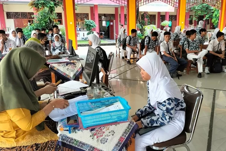 Ilustrasi berkas yang harus dibawa PPDB SMP Kota Semarang 2024  (Muslihun/Kontributor Batang)