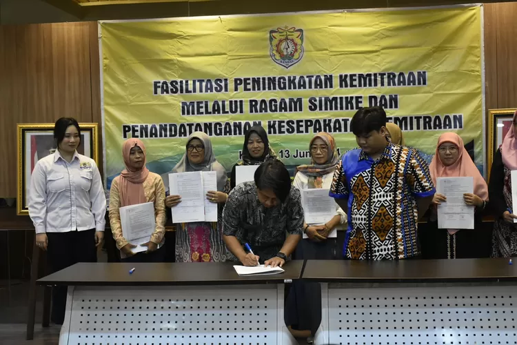 Penandatanganan kesepakatan kemitraan antara pelaku UMKM dan pelaku usaha besar di Kendal.  (edi prayitno/kontributor kendal)