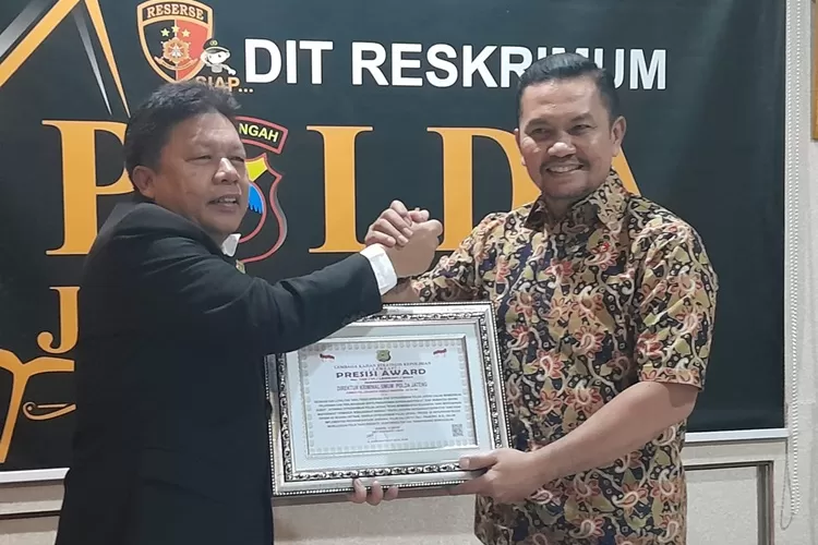 Direskrimum Polda Jateng Kombes Pok Johanson Simamora saat menerima penghargaan dari Direktur Lemkapi, Edu Hasibuan karena sukses mengungkap kasus motor bodong dan Sukolilo Pati.  (Ayosemarang.com/ Audrian Firhannusa)