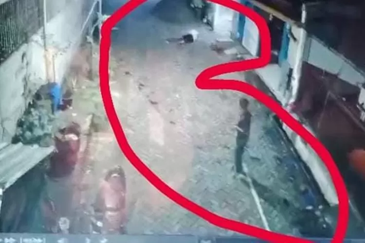 Rekaman CCTV tawuran di Anjasmoro Raya Semarang. Satu remaja tewas.  (Istimewa)
