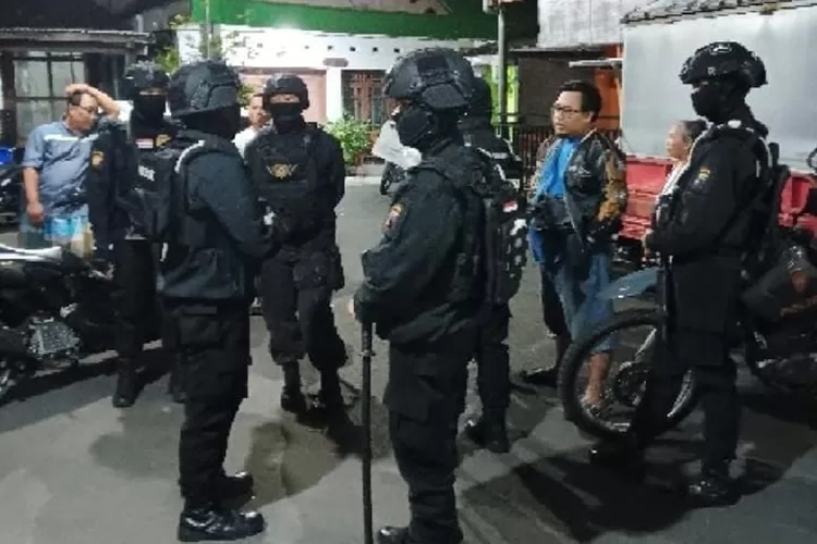 Polisi saat mengamankan orang mabuk yang membawa celurit dan merusak gerbobak warga di Lemah Gempal Semarang. (istimewa)