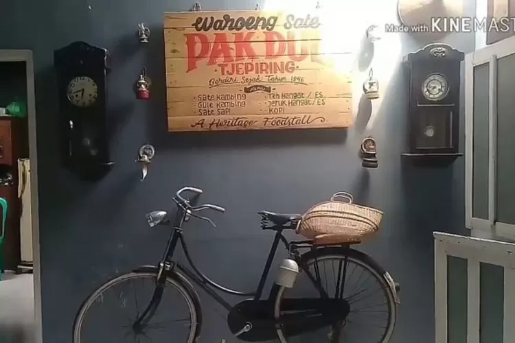 Suasana antik layaknya museum mini di warung sate pak dul cepiring.  (istimewa)