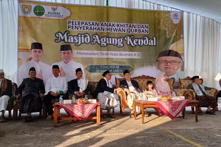 Bupati Kendal Dico M Ganinduto melepas peserta sunatan massal di masjid Agung Kendal.  (edi prayitno/kontributor Kendal)