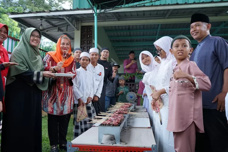 Anak-anak panti asuhan naungan Yayasan Duta Amal Insan Gemilang Indonesia (DAIGI) di Kelurahan Nongkosawit, Gunungpati,  Semarang  saat berkesempatan nyate bareng Wali Kota Semarang, Hevearita Gunaryanti Rahayu, Senin 17 Juni 2024. (dok Humas Pemkot Semarang.)