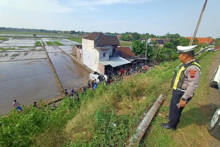 Polisi olah tempat kejadian kecelakaan di Arteri Weleri Selasa 18 Juni 2024.  (edi prayitno/kontributor Kendal)