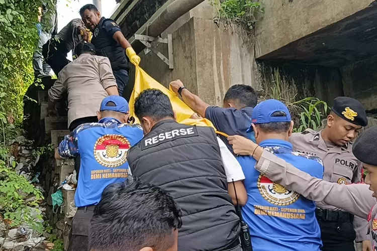 Identitas mayat pria di aliran Kali Sambong Batang diduga anggota gangster korban tawuran.  (Muslihun/Kontributor Batang)