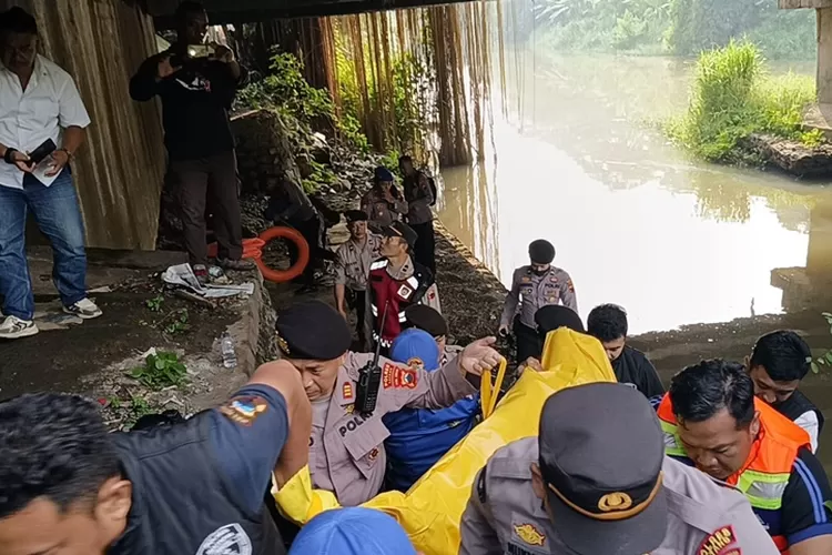 Evakuasi mayat tanpa identitas yang ditemukan di Kali Sambong Batang.  (Muslihun/Kontributor Batang)