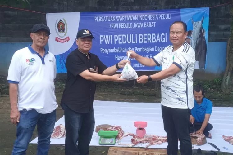 Penyerahan daging hewan kurban secara simbolis oleh Ketua PWI Jabar Hilman Hidayat kepada pengurus PWI Peduli Jabar untuk diserahkan kepada warga sekitar.  (PWI Jabar)