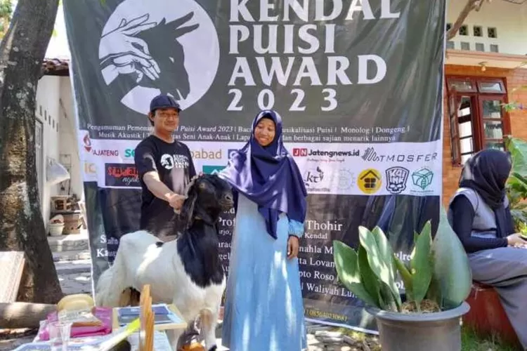 Penyelenggaraan Kendal Puisi Award dengan hadiah kambing. Tahun ini sayembara ini memburu naskah lakon dengan nama Kendal Lakon Award 2024.  (Kla)