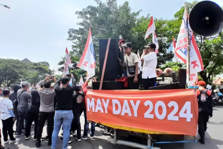 Aksi buruh dalam demo May Day. Baru sampai Juni 2024, sudah ada 7 ribu pekerja yang terkena PHK di Jateng.  (Ayosemarang.com/ Audrian Firhannusa)