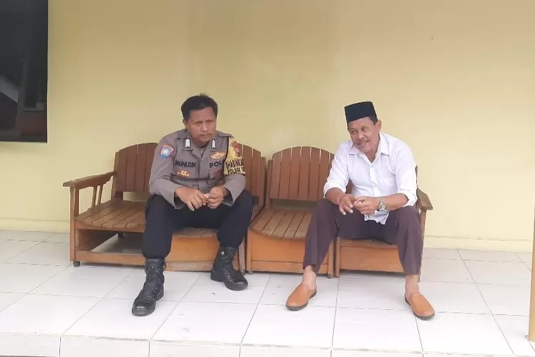 Bhabinkamtibmas berdialog dengan tokoh masyarakat untuk menyampaikan pesan kamtibmas.  (edi prayitno/kontributor kendal)