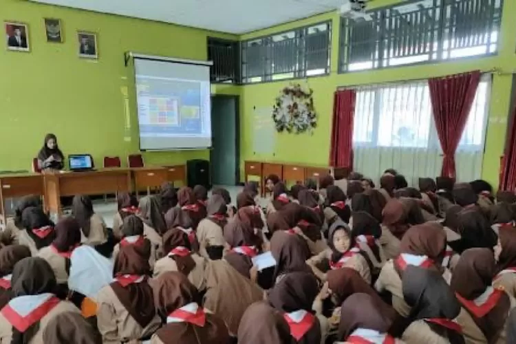 Kegiatan literasi digital nonton bareng, dengan tema " Pendidikan Karakter Gen-Z di Era Digital ", belum lama ini. (dok Kominfo.)