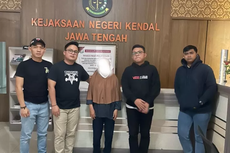 Tersangka korupsi kredit fiktif PD BKK Kendal Kota tiba di Kejaksaan Negeri Kendal usai menyerahkan diri di Kejari Depok.  (Dokumen Kejari Kendal)