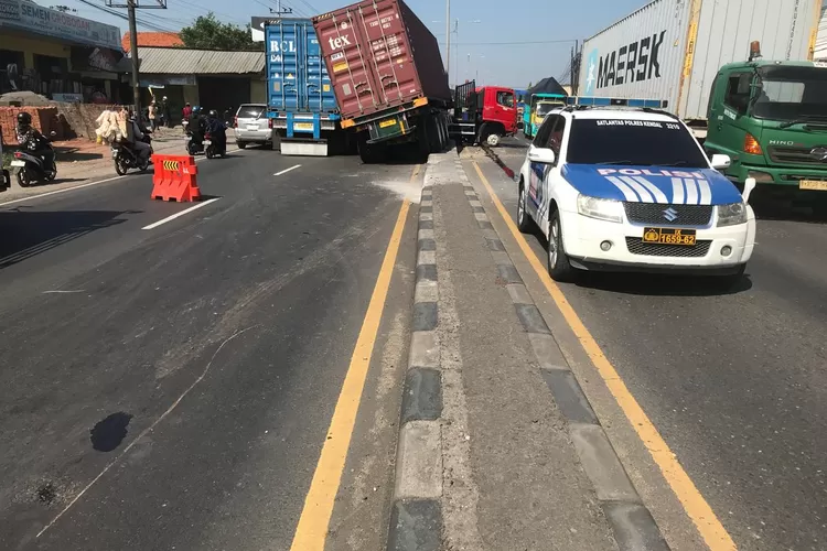 Trailer yang mengalami kecelakaan tunggal melintang jalan dan evakuasi berjalan lama sehingga terjadi kemacetan panjang.  (edi prayitno/kontributor Kendal)