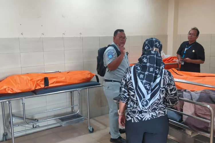 Jenasah korban kecelakaan Tol Semarang-Batang KM 405 di kamar jenasah RSI Muhammadiyah Weleri Kendal.  (edi prayitno/kontributor Kendal)