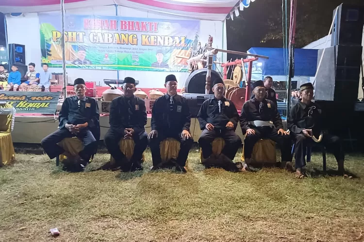 Pengurus PSHT Cabang Kendal saat hadir di kemah bersama di Desa Mojoagung Plantungan.  (edi &nbsp;prayitno/kontributor kendal)