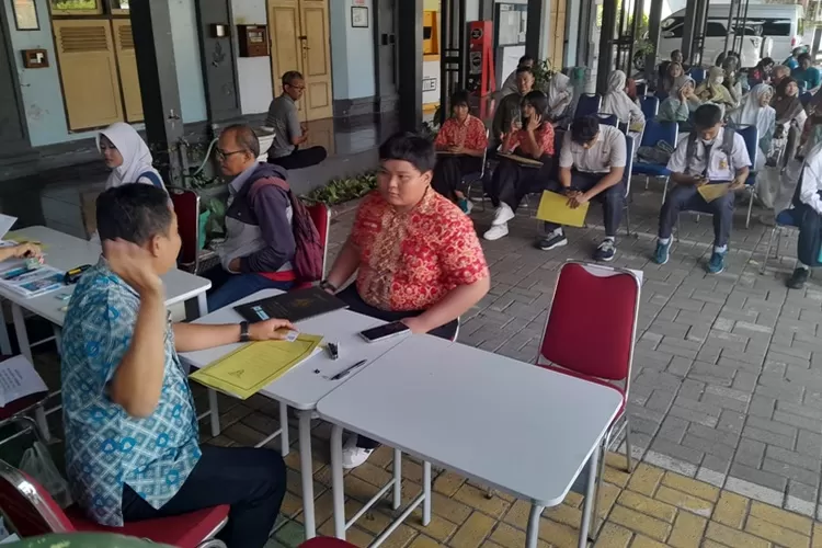 Suasana PPDB Kota Semarang 2024. Beberapa orang tua ketahuan mau menitip anak untuk masuk sekolah tertentu.  (Ayosemarang.com/ Audrian Firhannusa)