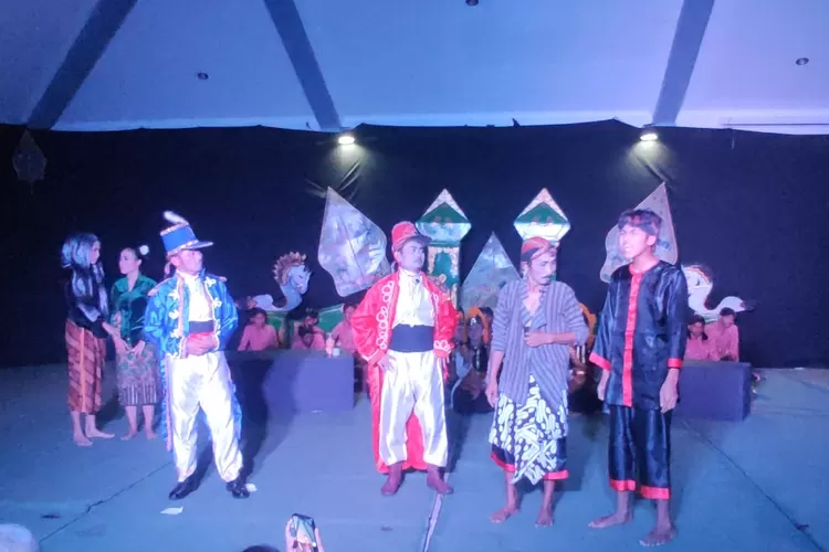 Pementasan dengan lakon othokowok di gedung Wanita Kendal Sabtu&nbsp; 22 juni 2024 malam.  (edi prayitno/kontributor Kendal)