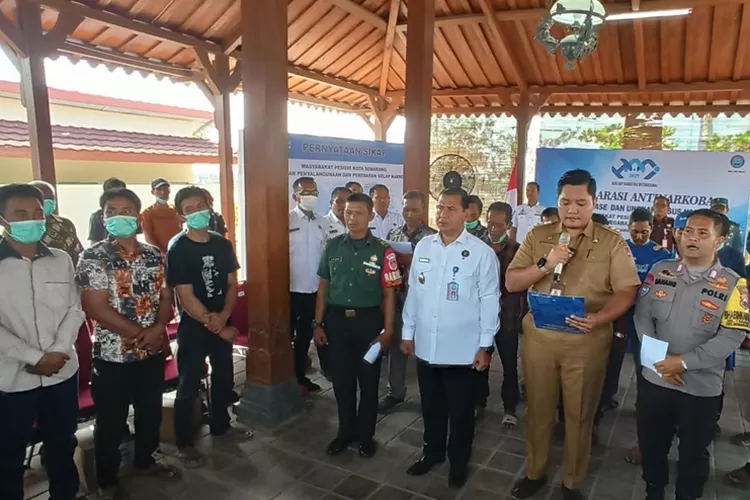 Deklarasi Anti Narkoba oleh BNN Jateng bersama masyarakat Tambaklorok Semarang.  (Ayosemarang.com/ Audrian Firhannusa)