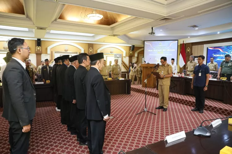 PJ Gubernur Jateng Nana Sudjana saat mengkuhkan pengurus FKUB Jawa Tengah.  (Humas Jateng)