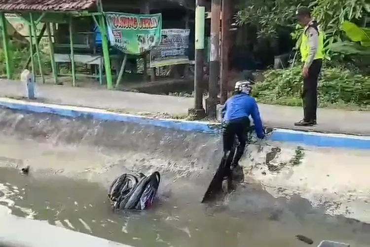 Petugas menghalau konvoi remaja dengan sepeda motor di jalur Pantura Cepiring Senin 24 Juni 2024 sore.  (istimewa)