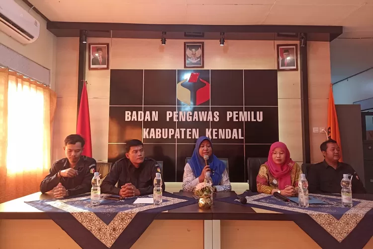 Ketua Bawaslu Kendal bersama Kepala Dispendukcapil Kendal memberikan keterangan terkait  strategi peningkatan layanan administrasi kependudukan adminduk .  (edi prayitno/kontributor kendal)