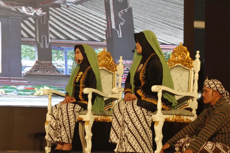 Pertunjukan ketoprak memperingati hari anti narkoba internasional yang digelar BNN Kabupaten Kendal  dengan tema bergerak bersama lawan narkoba.  (edi prayitno/kontributor kendal)