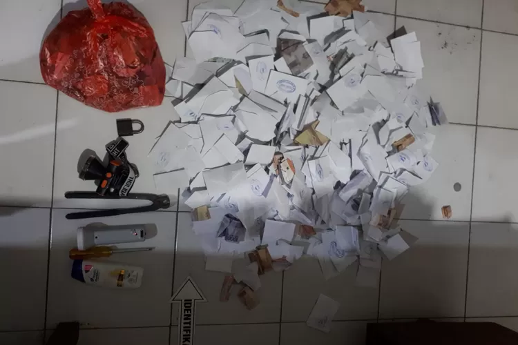 Barang bukti yang ditemukan di tas ransel pelaku pencurian kotak amal yang diamankan warga Desa Ngawensari Ringinarum.  (Istimewa)