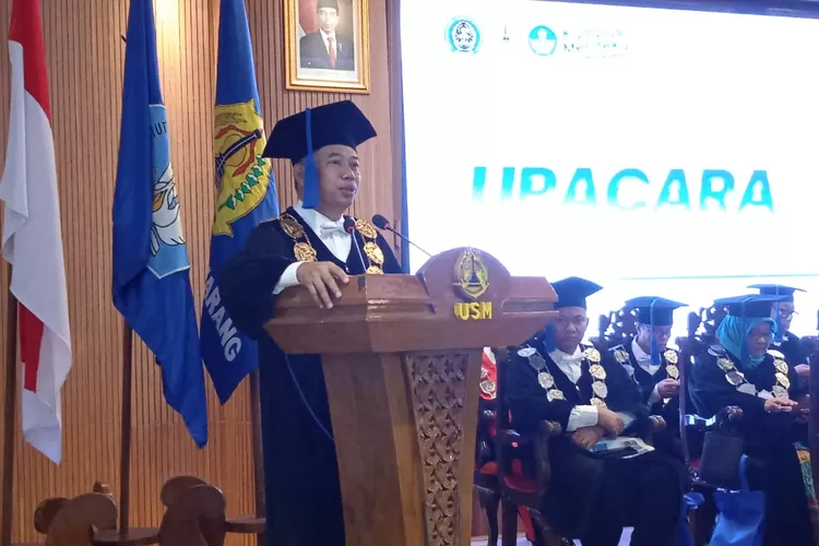 Rektor USM Dr Supari ST MT di&nbsp;Upacara Dies Natalis ke-37 Universitas Semarang (USM)