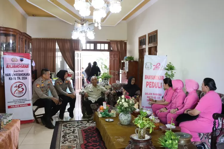 PJU Polres Kendal anjangsana ke kediaman mantan Kapolres Kendal AKBP (purn) Saimin Chaniago di Brangsong.  (dokumen humas polres kendal)