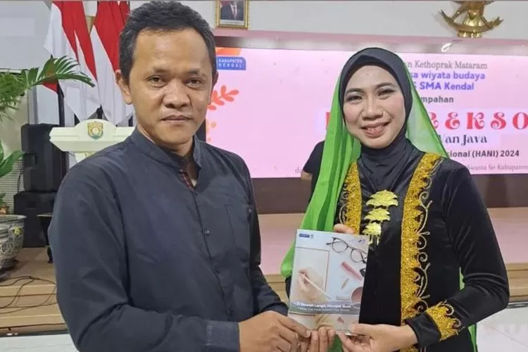 Presiden PSK, Bahrul Ulum A.Malik menyerahkan buku antologi puisi kepada Kepala BNN Kendal.  (edi prayitno/kontributor Kendal)