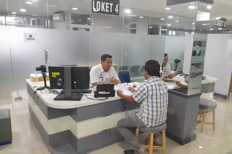 Petugas Keimigrasian Semarang bakal diminta kerja lembur untuk mengejar pelayanan paspor yang sempat terhambat. (Ayosemarang.com/ Audrian Firhannusa)