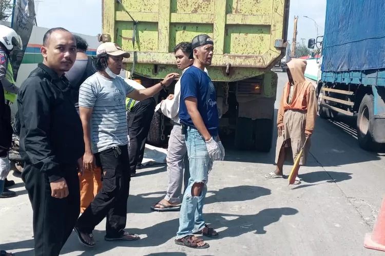 Polisi dan relawan saat mengevakuasi korban kecelakaan di Jalan Yos Sudarso Semarang.  (Istimewa)