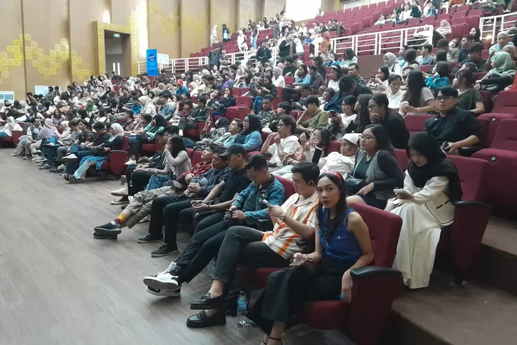 Ribuan peserta Indonesian Idol yang mengantre untuk audisi di Gedung Ki Narto Sabdo. Mereka berjuang dengan gigih demi menjemput mimpi.  (Ayosemarang.com/ Audrian Firhannusa)