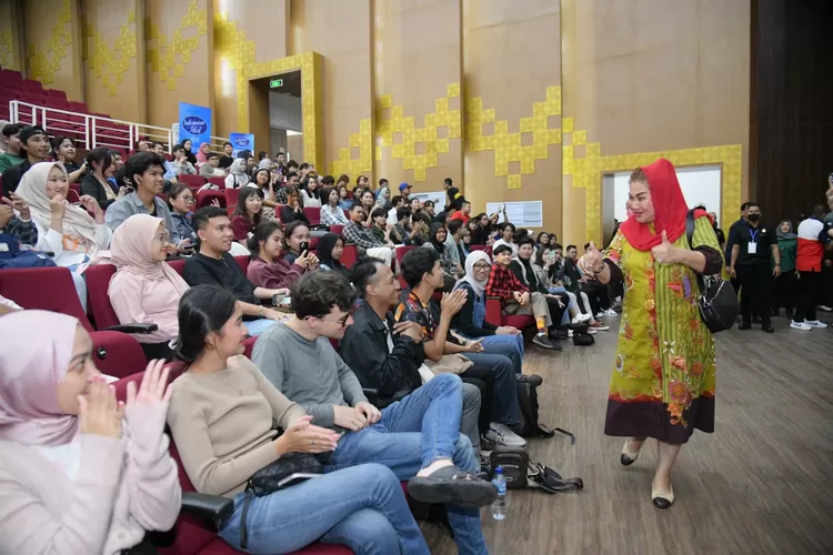 Wali Kota Semarang, Hevearita Gunaryanti Rahayu menyapa para peserta mengikuti audisi Indonesian Idol Season XIII di Gedung Ki Narto Sabdo Kawasan Taman Batu Raden Saleh (TBRS).  (Humas Pemkot)