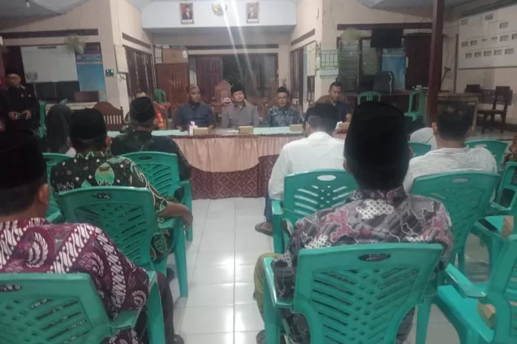 Musdes yang menetapkan sekcam cepiring menjadi plh Kepala Desa Botomulyo.  (istimewa)