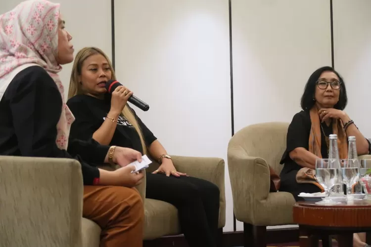 Kartika Soeminar bersama Psikolog  Probowatie Tjondronegoro saat berdiskusi dengan tajuk #BrokenButUnbroken di Hotel Santika Premiere Semarang, Sabtu 29 Juni 2024. (arri widiarto)