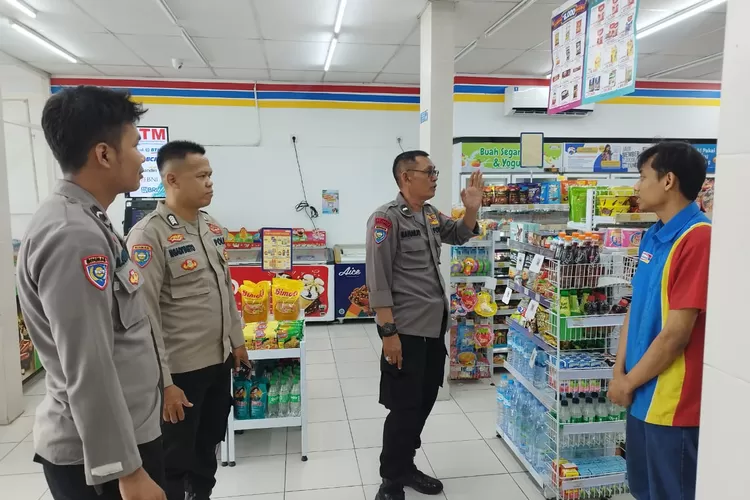 Petugas Satbinmas Polres Kendal memberikan pesan kamtibmas kepada pelaku usaha di Kendal.  (Istimewa)
