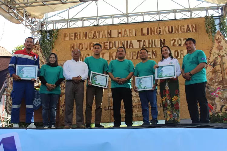 Bank Jateng dan Dinas Lingkungan Hidup Blora bersinergi menanam ribuan pohon di sepanjang jalan Sumber - Temulus, Kecamatan Menden, Blora. (dok Bank  Jateng.)