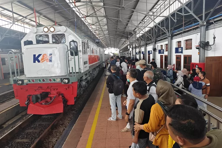 Penumpang yang akan menggunakan kereta api di stasiun Tawang Semarang. (dok PT KAI Daop IV Semarang.)