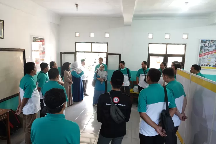 Tim Nakes RSI Sultan Agung Semarang memberikan layanan khitan pada Haul ke-13 KH Kiai Masruri Mughni, Pondok Pesantren Al Hikmah 2 Benda Brebes (dok  RSI Sultan Agung Semarang.)