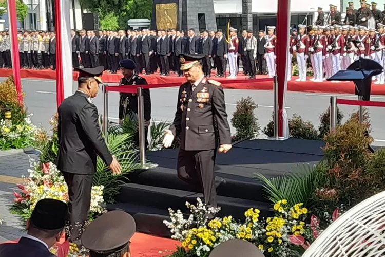 Kapolda Jateng Irjen Ahmad Luthfi saat menuruni podium HUT Bhayangkara. Ahmad Luthfi pamit dan mohon doa restu.  (Ayosemarang.com/ Audrian Firhannusa)